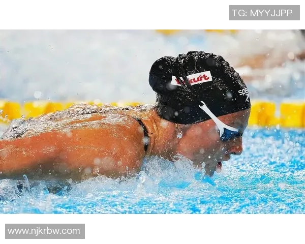 精彩激烈的游泳比赛瞬间，突破极限展现速度与力量的完美对决